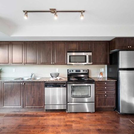 Cn Tower View With Free Parking, Pool, & More Amenities Toronto Bagian luar foto