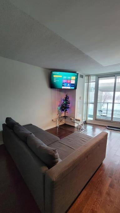 Cn Tower View With Free Parking, Pool, & More Amenities Toronto Bagian luar foto