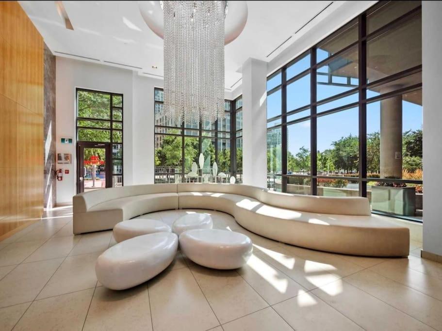 Cn Tower View With Free Parking, Pool, & More Amenities Toronto Bagian luar foto