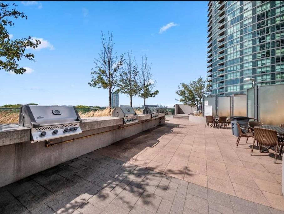 Cn Tower View With Free Parking, Pool, & More Amenities Toronto Bagian luar foto