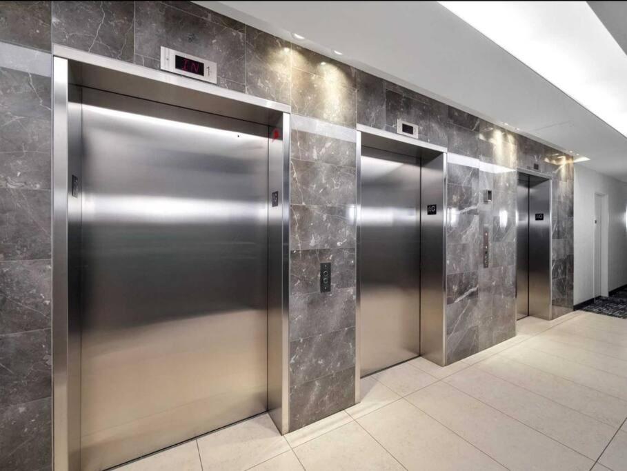 Cn Tower View With Free Parking, Pool, & More Amenities Toronto Bagian luar foto
