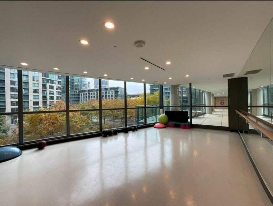 Cn Tower View With Free Parking, Pool, & More Amenities Toronto Bagian luar foto