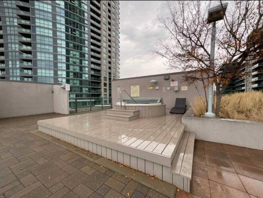 Cn Tower View With Free Parking, Pool, & More Amenities Toronto Bagian luar foto