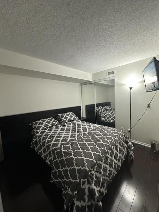 Cn Tower View With Free Parking, Pool, & More Amenities Toronto Bagian luar foto