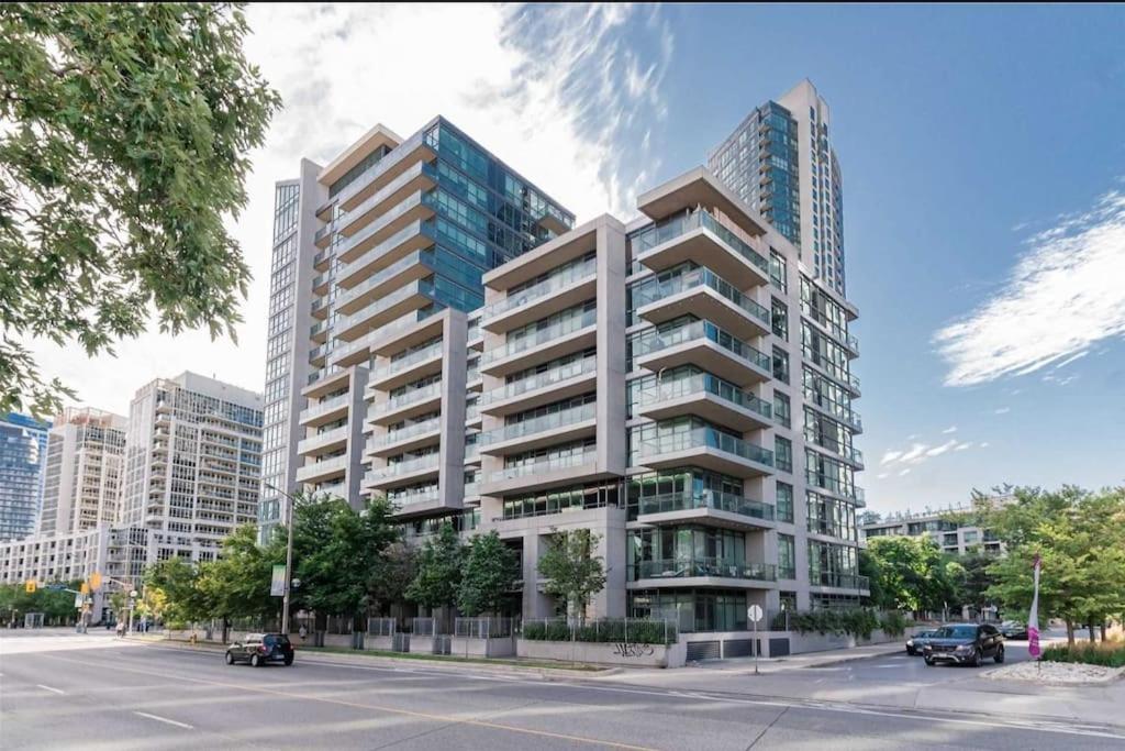 Cn Tower View With Free Parking, Pool, & More Amenities Toronto Bagian luar foto