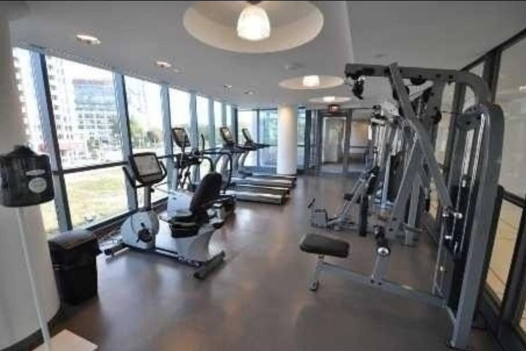 Cn Tower View With Free Parking, Pool, & More Amenities Toronto Bagian luar foto