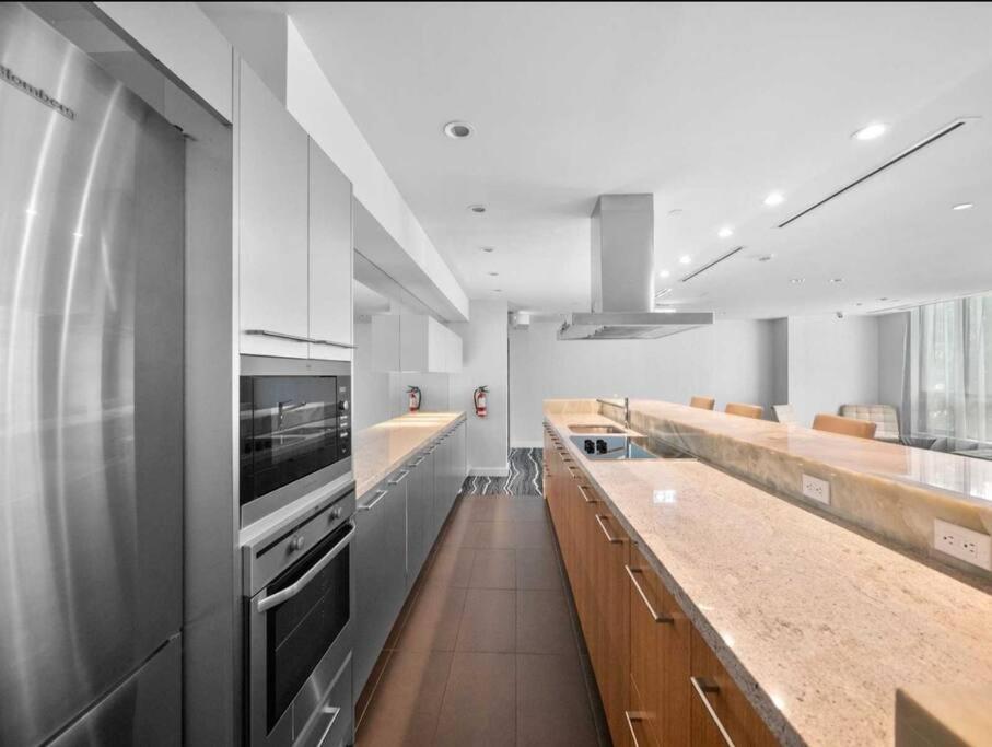 Cn Tower View With Free Parking, Pool, & More Amenities Toronto Bagian luar foto