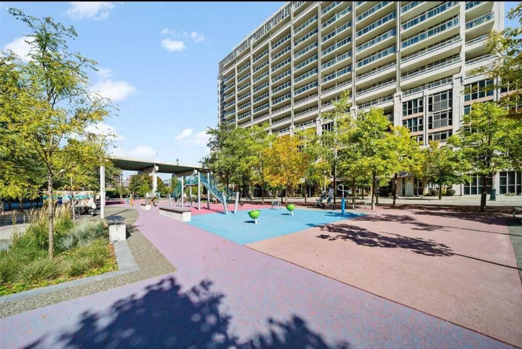 Cn Tower View With Free Parking, Pool, & More Amenities Toronto Bagian luar foto
