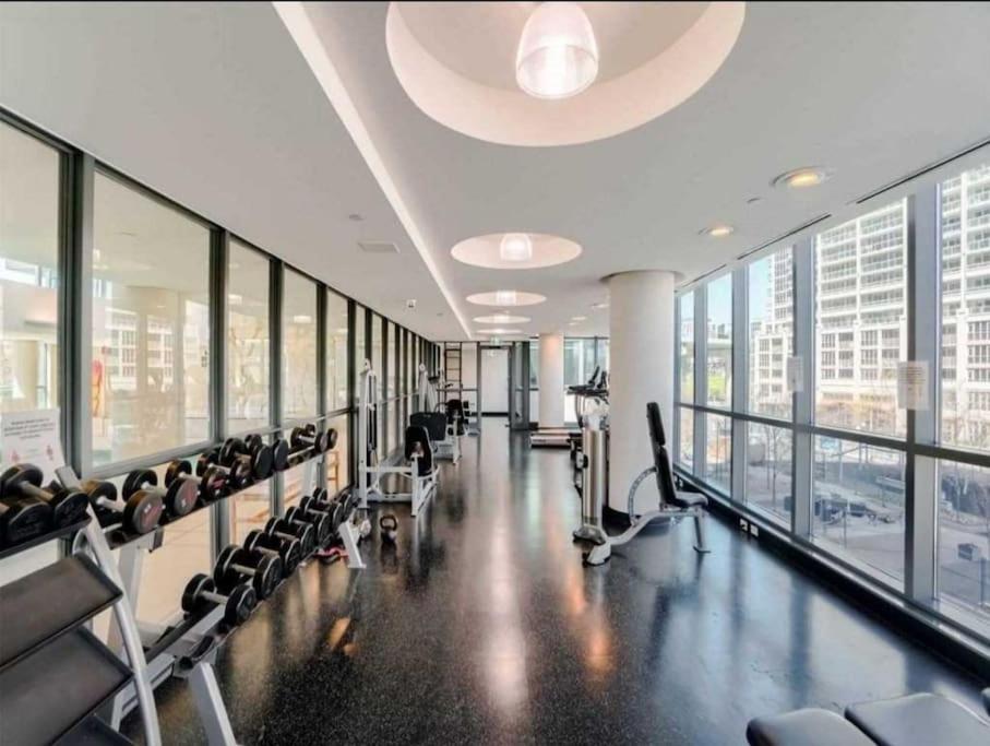 Cn Tower View With Free Parking, Pool, & More Amenities Toronto Bagian luar foto