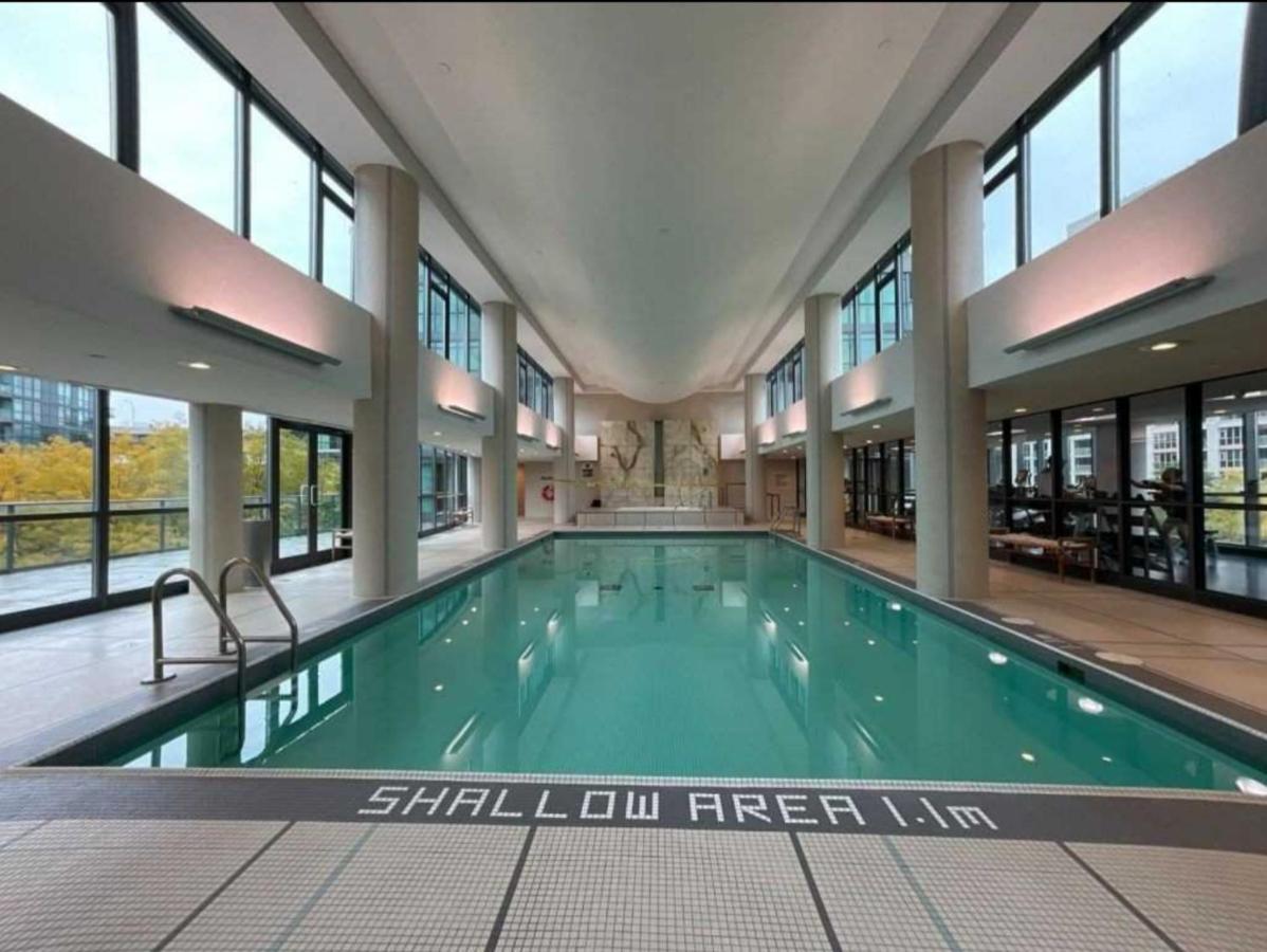 Cn Tower View With Free Parking, Pool, & More Amenities Toronto Bagian luar foto