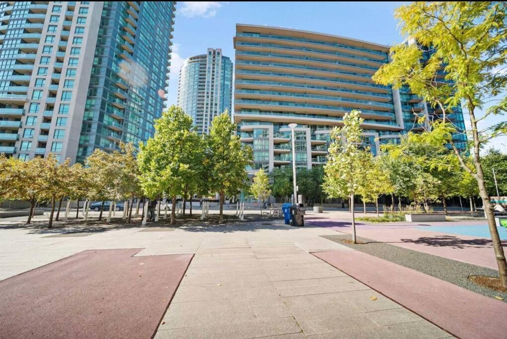 Cn Tower View With Free Parking, Pool, & More Amenities Toronto Bagian luar foto