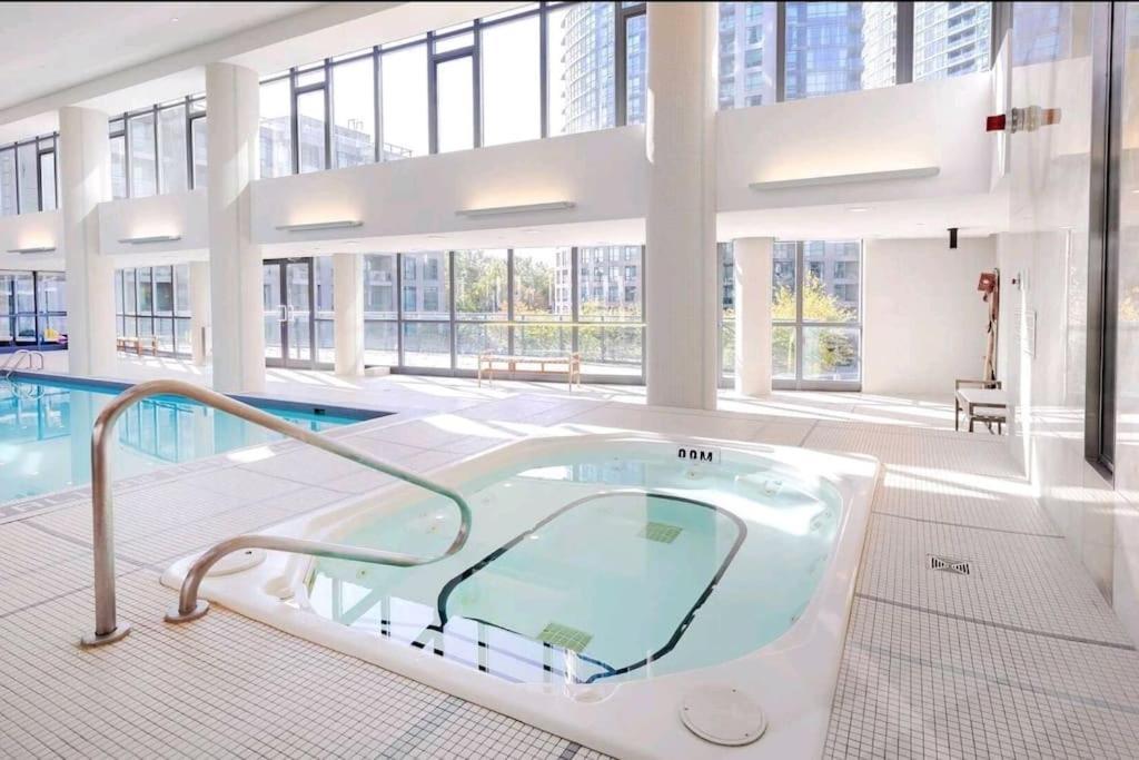 Cn Tower View With Free Parking, Pool, & More Amenities Toronto Bagian luar foto
