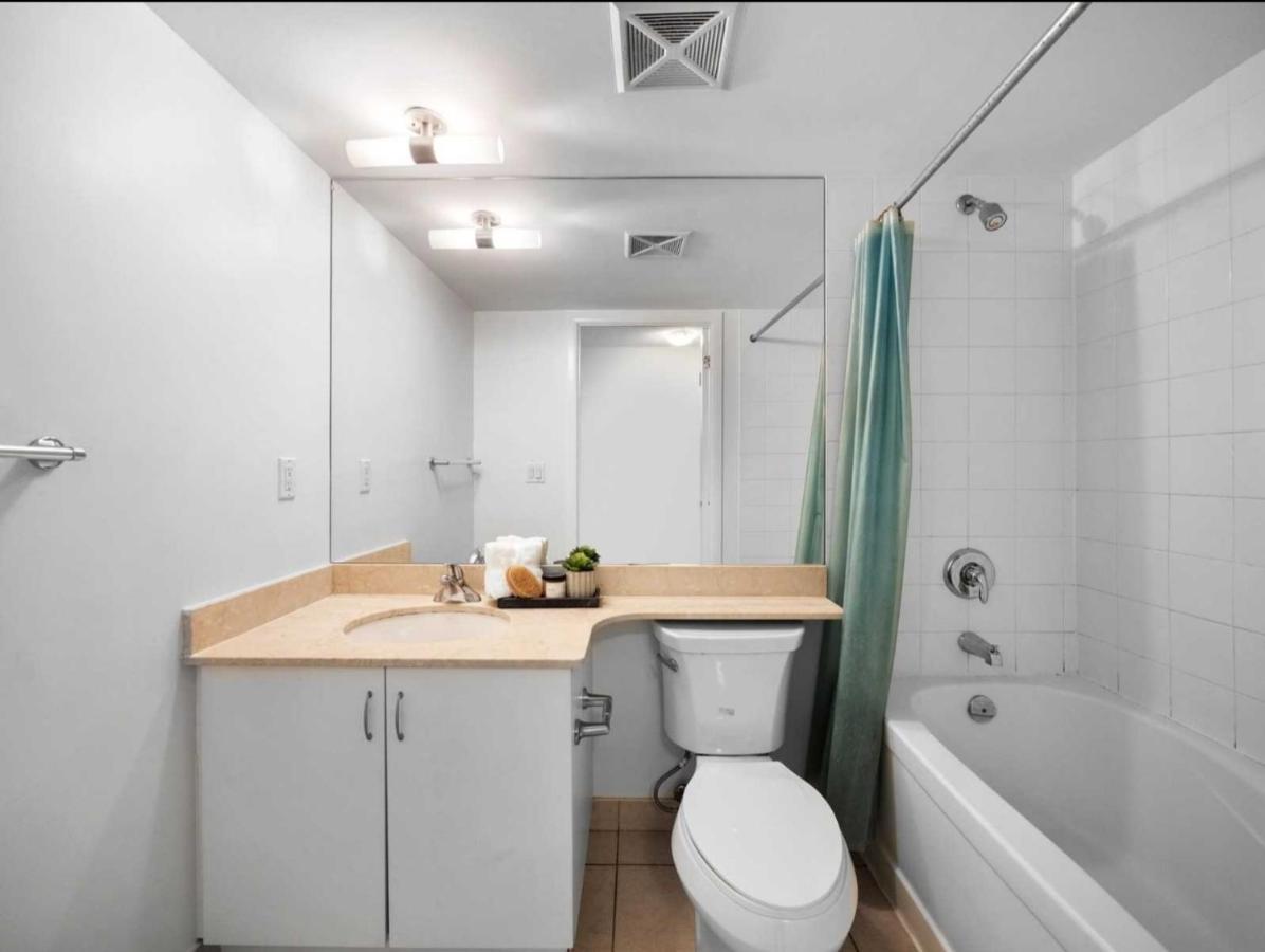 Cn Tower View With Free Parking, Pool, & More Amenities Toronto Bagian luar foto