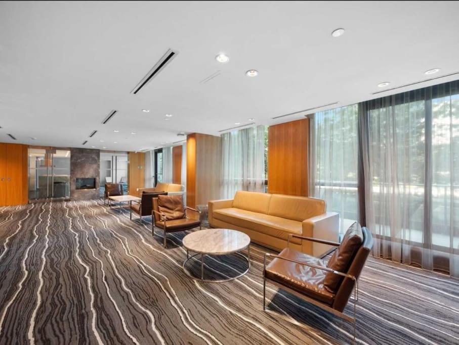 Cn Tower View With Free Parking, Pool, & More Amenities Toronto Bagian luar foto